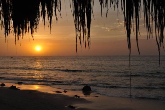 Belo pôr-do-sol no Oceano Pacífico, em Mancora, no litoral norte do Peru